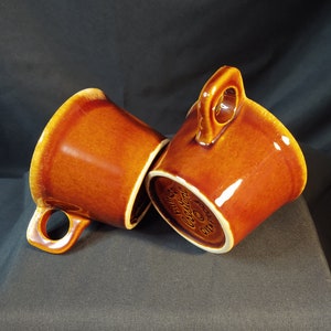 Hull USA Crestone Brown Drip Mug Pair