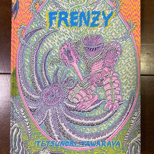 Può includere: Un'illustrazione colorata di una creatura rosa e verde con un elmetto che combatte una creatura simile a un polpo viola e nero. L'illustrazione è circondata da uno sfondo giallo, rosa e blu con la parola "FRENZY" in lettere blu e il testo "TETSUNORI TAWARAYA" in lettere blu in basso.