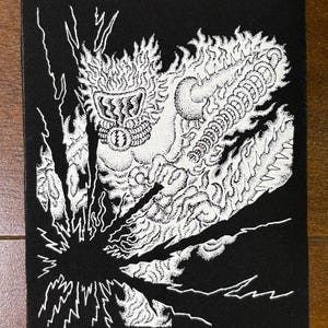 Könnte beinhalten: Schwarzer Canvas-Patch mit einer detaillierten weißen Illustration einer feurigen, monsterartigen Figur. Das Kunstwerk wird mit einer Punktiertechnik erstellt, die ihm ein strukturiertes Aussehen verleiht. Das Design umfasst Flammen und einen Energieschub.