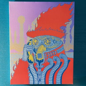 Op de afbeelding: Een levendige canvas print met een surrealistische, gedetailleerde illustratie. Het kunstwerk toont een figuur met een bril, een rode hoed en ingewikkelde details in blauw, geel en oranje tegen een paarse en roze achtergrond. De stijl doet denken aan psychedelische kunst.