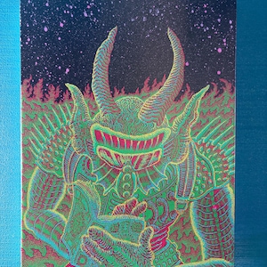 Puede incluir: Ilustración psicodélica de un demonio cornudo con una amplia sonrisa. La obra presenta un diseño detallado y texturizado con colores verdes, rojos y morados sobre un fondo oscuro. El demonio está rodeado de llamas y un cielo estrellado.