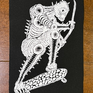 Könnte beinhalten: Rustikales Holzschild mit dem weißen Schriftzug "Welcome to our home". Das Schild hat eine Used-Optik und ein schlichtes, einladendes Design, perfekt für Veranda oder Eingangsbereich.