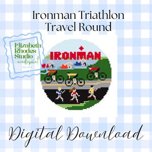 Könnte beinhalten: Digitaler Download mit einem pixeligen Ironman Triathlon-Design. Das Design umfasst Radfahrer, Läufer und Schwimmer, mit dem Wort "IRONMAN" in Rot. Der Text "Ironman Triathlon Travel Round" und "Digital Download" sind ebenfalls vorhanden.