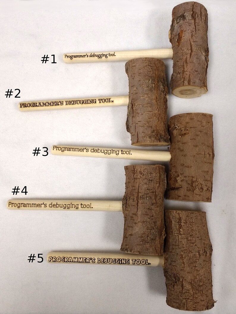 Pode incluir: Cinco martelos de madeira com cabo e cabe&ccedil;a redonda. Os cabos s&atilde;o gravados com o texto "Ferramenta de depura&ccedil;&atilde;o para programadores".