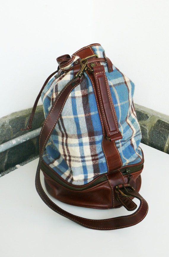 Articles similaires à Vintage « & plus » des années 80 en cuir et tissu de sac à dos, sac seau