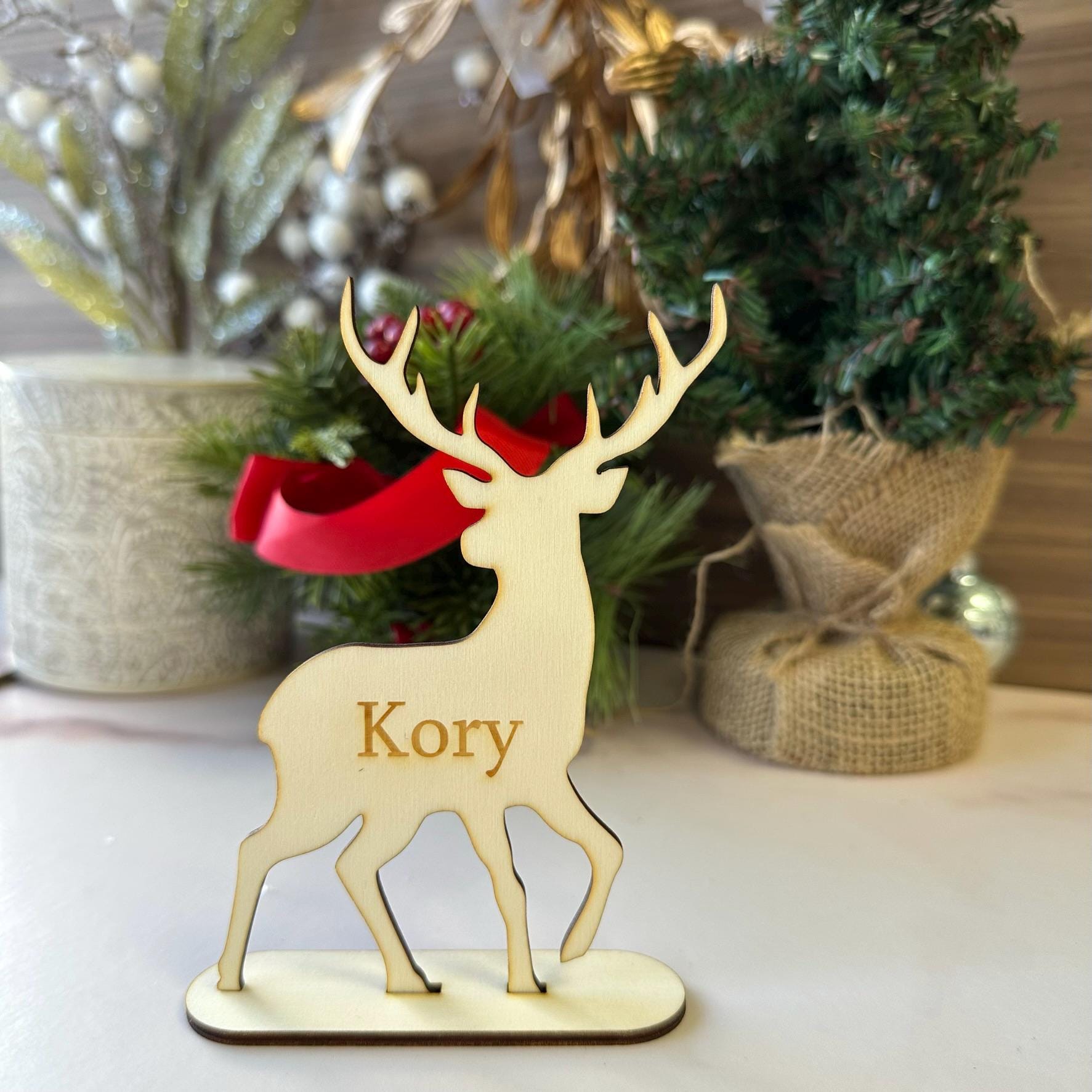 パーソナライズされた木製のトナカイの席札：クリスマスのテーブル