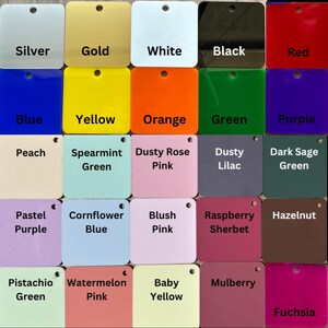 Op de afbeelding: Een verzameling vierkante acrylkleurstalen, elk gelabeld met een andere kleurnaam. Kleuren zijn onder meer zilver, goud, wit, zwart, rood, blauw, geel, oranje, groen, paars, perzik, spearmintgroen, stoffig roze, stoffig lila, donker saliegroen, pastelpaars, korenbloemblauw, blushroze, frambozensherbet, hazelnoot, pistachegroen, watermeloenroze, babygeel, moerbei en fuchsia.