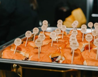 Voedselspiesjes met aangepast logo: bedrijfsbranding, cateringaccessoires