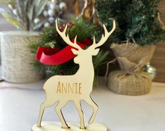 パーソナライズされた木製のトナカイの席札：クリスマスのテーブル