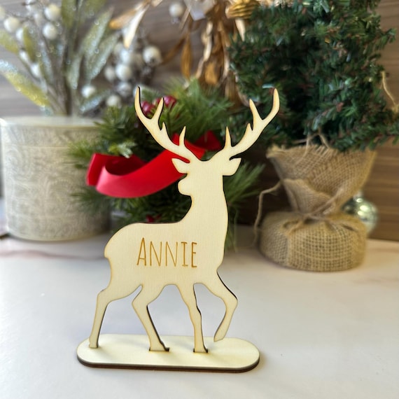 パーソナライズされた木製のトナカイの席札：クリスマスのテーブル
