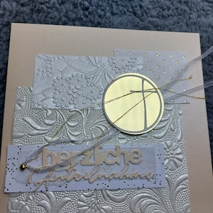 Carte de deuil, carte de condoléances, carte de condoléances, faite à la main, un salut silencieux, les souvenirs sont de petites étoiles.....