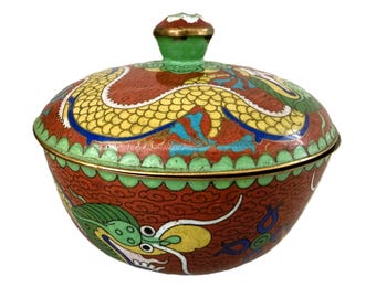 Bol chino antiguo de cloisonné con tapa y motivo de dragón, color ladrillo y forro azul.