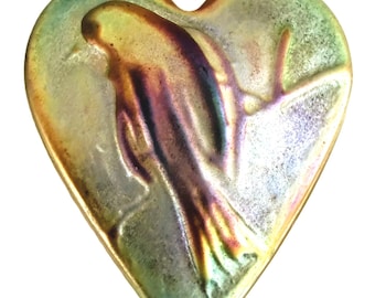 Pisapapeles de cristal iridiscente con forma de corazón, con diseño de pájaro morado y verde, de Robert Held Art, artículo raro.