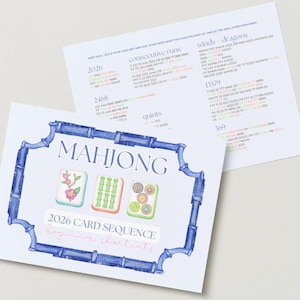 Könnte beinhalten: Zwei weiße Karten mit Text und Illustrationen. Eine Karte zeigt das Wort "MAHJONG" in Blau, mit drei illustrierten Kacheln und dem Text "2026 CARD SEQUENCE Beginner shortcuts." Die andere Karte enthält Spielanweisungen.