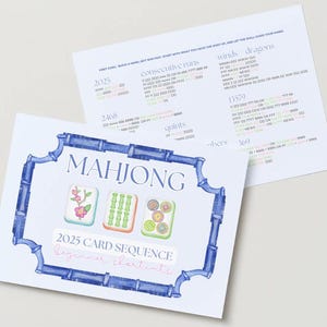 Könnte beinhalten: Zwei weiße Karten mit Text und Illustrationen. Eine Karte zeigt das Wort "MAHJONG" in Blau, mit drei illustrierten Kacheln und dem Text "2025 CARD SEQUENCE Beginner charts". Die andere Karte enthält Text über aufeinanderfolgende Läufe, Winde und Drachen.