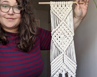Het witte macrame muur het hangen- geometrisch
