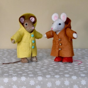 FICHIERS PDF - Tenue de poupée souris miniature - Imperméable et bottes en caoutchouc - Patron de couture - La remise des vœux