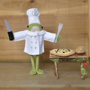 FILE PDF - Vestito da bambola rana in miniatura - Pizza Chef - Modello di cucito - Download immediato - The Wishing Shed