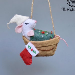 Pdf-bestanden - slaperige muis in walnotenhouten bed - vilt naaipatroon - zelfstudie - kerstboomornament - kerstbal - speelset - wensschuur