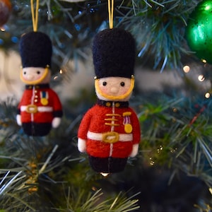 FILE PDF Modello per albero di Natale in feltro ad ago - Royal Guards - soldato - The Wishing Shed