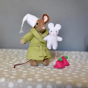 FICHIERS PDF - tenue de poupée souris miniature - robe de chambre pour la nuit - patron de couture - la maison des vœux