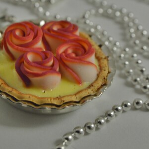 Tragen Sie Rose Tart Halskette, Miniatur-Essen, Miniatur-Essen Schmuck Bild 2