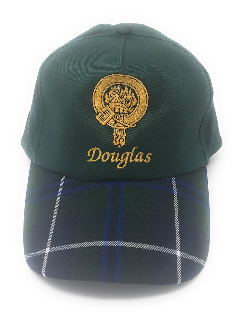 Op de afbeelding: Een groene baseballcap met een geruite klep. De cap heeft gouden borduursels van een wapen en de naam "Douglas". Een klassieke cap, geschikt voor dagelijks gebruik.