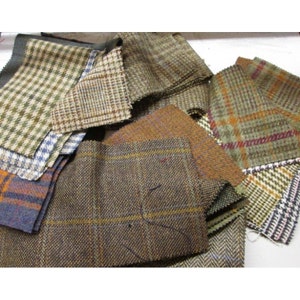 Può includere: Una collezione di campioni di tessuto in vari colori e fantasie. I campioni presentano diversi disegni, tra cui quadri, spina di pesce e pied-de-poule. I tessuti sembrano essere tweed o un materiale simile, adatto per progetti di abbigliamento o artigianato.