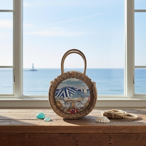 Bolso redondo de paja bordado