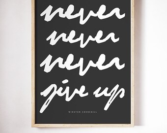 Ge aldrig, aldrig, aldrig upp poster - UTSKRIFTSBAR FIL. Winston Churchill citattryck. Motiverande tryck. Skandinavisk stil ordkonst poster.