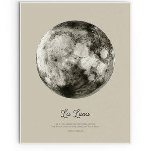 Puede incluir: Un fondo beige con una imagen en blanco y negro de la luna. El texto "La Luna" está escrito en fuente cursiva negra debajo de la luna. La cita "AS IF YOU WERE ON FIRE FROM WITHIN THE MOON LIVES IN THE LINING OF YOUR SKIN" está escrita en fuente negra debajo del texto "La Luna". La cita se atribuye a "PABLO NERUDA" en fuente negra más pequeña.