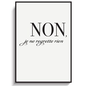 Puede incluir: Impresi&oacute;n enmarcada en blanco y negro con el texto "NON, je ne regrette rien" en franc&eacute;s.