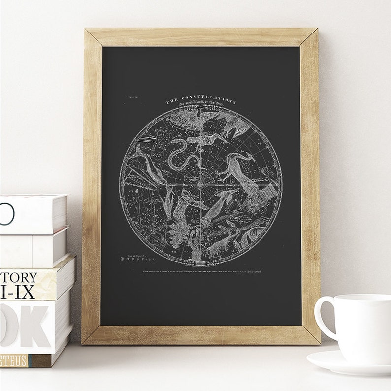 K&ouml;nnte beinhalten: Eine Schwarz-Wei&szlig;-Vintage-Illustration von Sternbildern auf schwarzem Hintergrund. Das Bild ist in einem hellen Holzrahmen gerahmt. Der Titel der Illustration lautet "The Constellations" und der Text unter der Illustration lautet "For the use of Schools in the Year 1795."