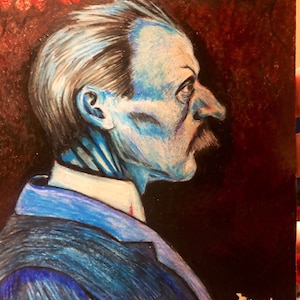 Könnte beinhalten: Ein Profilporträt eines Mannes mit blauer Haut und weißem Haar, vor einem dunklen Hintergrund mit roten Akzenten. Das Kunstwerk zeigt eine markante Nase und einen Schnurrbart, mit der Signatur des Künstlers unten rechts.