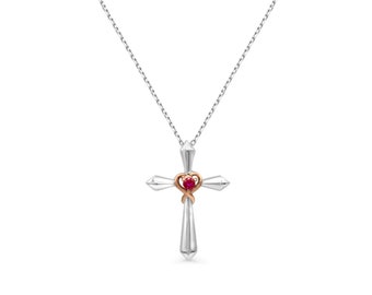 Puede incluir: Un collar de plata y oro rosa con un colgante de corazón rojo. La cruz tiene un diseño puntiagudo y el corazón está engastado con una piedra roja.