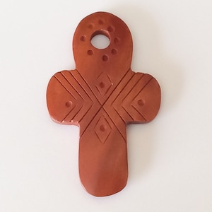 Cruz de madera de Bayong tallada: colgante filipino sin teñir (4,35 cm x 6,45 cm)