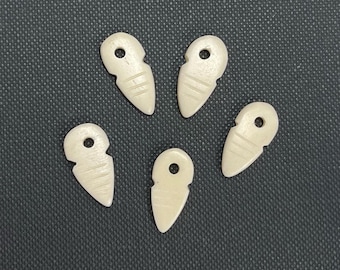 Mini dijes de punta de flecha, dijes de hueso pequeños - 8 piezas