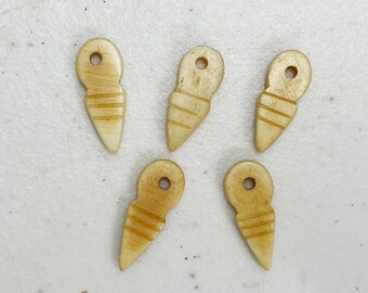Dijes de punta de flecha de hueso, pequeños dijes de hueso - 8 piezas