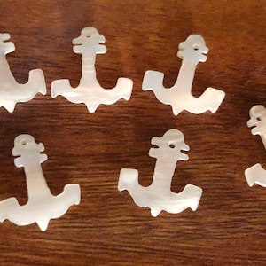 6 handgesneden schelpbedels ankerhanger