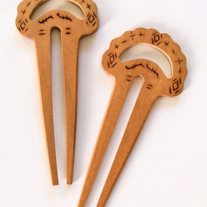 Horquillas para el pelo de madera tallada: madera de hambaba, diseño quemado (par)