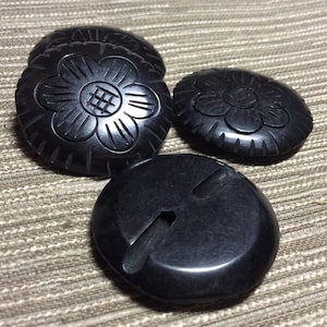 Gesneden zwarte hoornknoppen: bloemdessin, 38 mm (4 stuks)