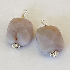 Hangende hanger met edelsteenoorbellen