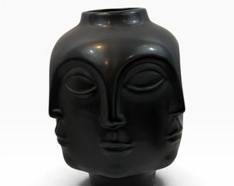 Coppia di vasi in ceramica multifaccia, con volti scultorei in bianco e nero, stile modernista, 20 cm.
