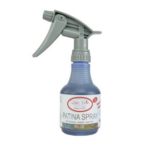 Pu&ograve; includere: Flacone spray blu etichettato "Patina Spray" per ottone, rame e ferro. La bottiglia &egrave; realizzata da Dixie Belle Paint Company.