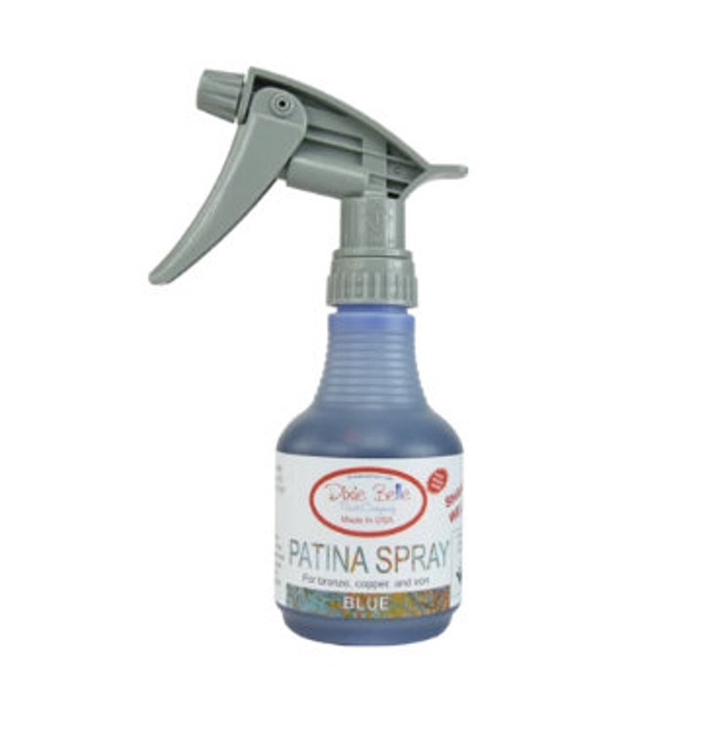 Pu&ograve; includere: Flacone spray blu etichettato "Patina Spray" per ottone, rame e ferro. La bottiglia &egrave; realizzata da Dixie Belle Paint Company.
