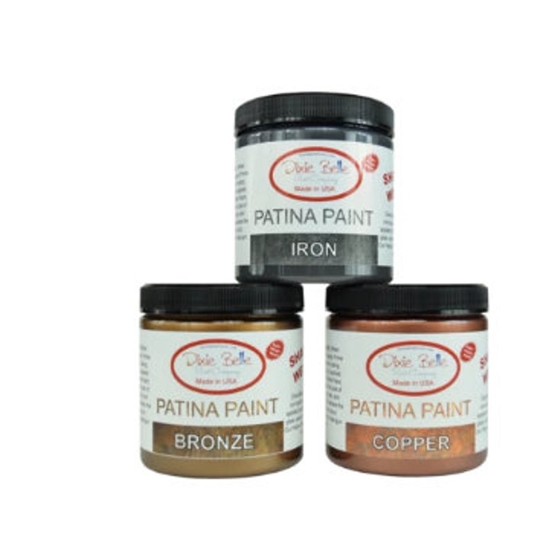 Pu&ograve; includere: Tre barattoli di vernice patinata Dixie Belle nei colori ferro, bronzo e rame.