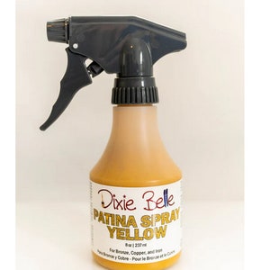 Pu&ograve; includere: Un flacone spray giallo etichettato "Dixie Belle Patina Spray Yellow" con il testo "8oz | 237ml" e "Per Bronzo, Rame e Ferro" sull'etichetta.