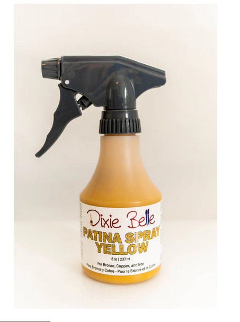 Pu&ograve; includere: Un flacone spray giallo etichettato "Dixie Belle Patina Spray Yellow" con il testo "8oz | 237ml" e "Per Bronzo, Rame e Ferro" sull'etichetta.