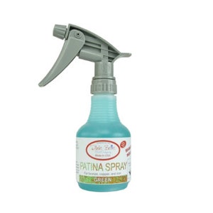 Pu&ograve; includere: Una bottiglia di spray per patina verde con un ugello di spruzzatura grigio. L'etichetta della bottiglia riporta "Patina Spray" e "Verde".