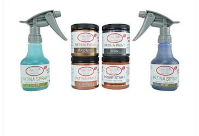 Pu&ograve; includere: Un set di sei prodotti per la pittura per creare una finitura patinata. Il set include quattro barattoli da 4 oz di vernice patinata in bronzo, ferro, rame e un colore di partenza. Include anche due bottiglie da 8 oz di spray patinato in verde e blu.